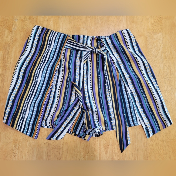 NWOT printed tie front pleated shorts - Picture 1 of 6